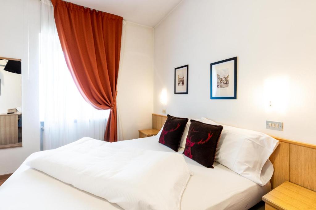 Postel nebo postele na pokoji v ubytování Albergo Dolomiti