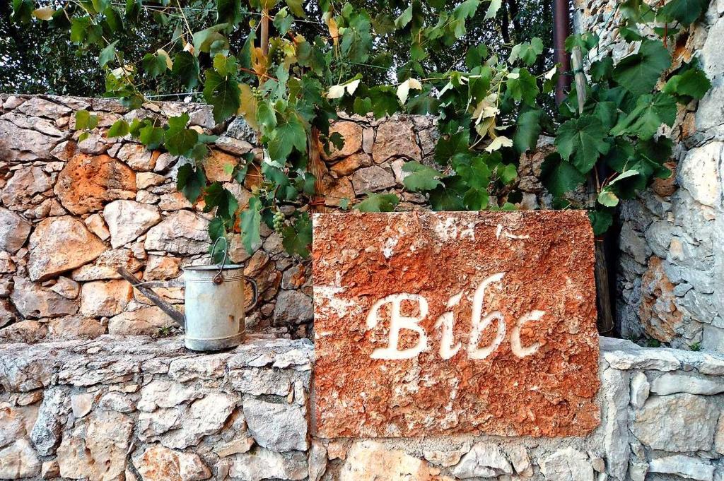 a brick wall with a bite sign on it at Bibc Wine & Holiday in Trieste