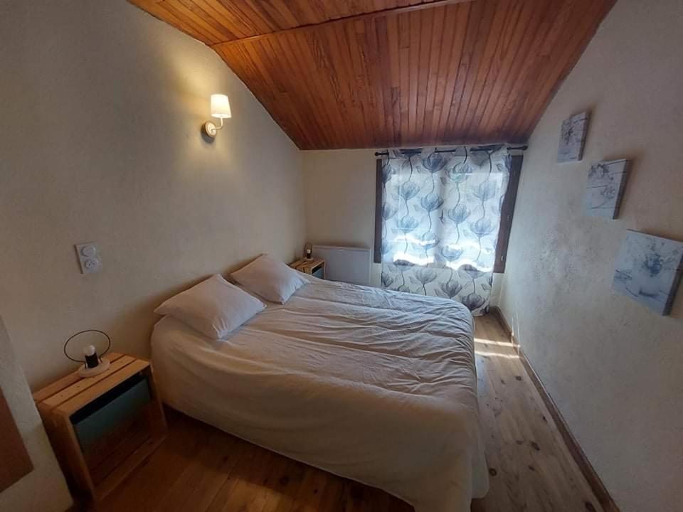 - une chambre avec un lit et une fenêtre dans l'établissement Petite maison de vacances en Cévennes, à Florac Trois Riviere