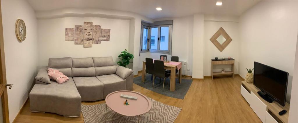 un soggiorno con divano e tavolo di Vigo centro ciudad, con garaje a Vigo