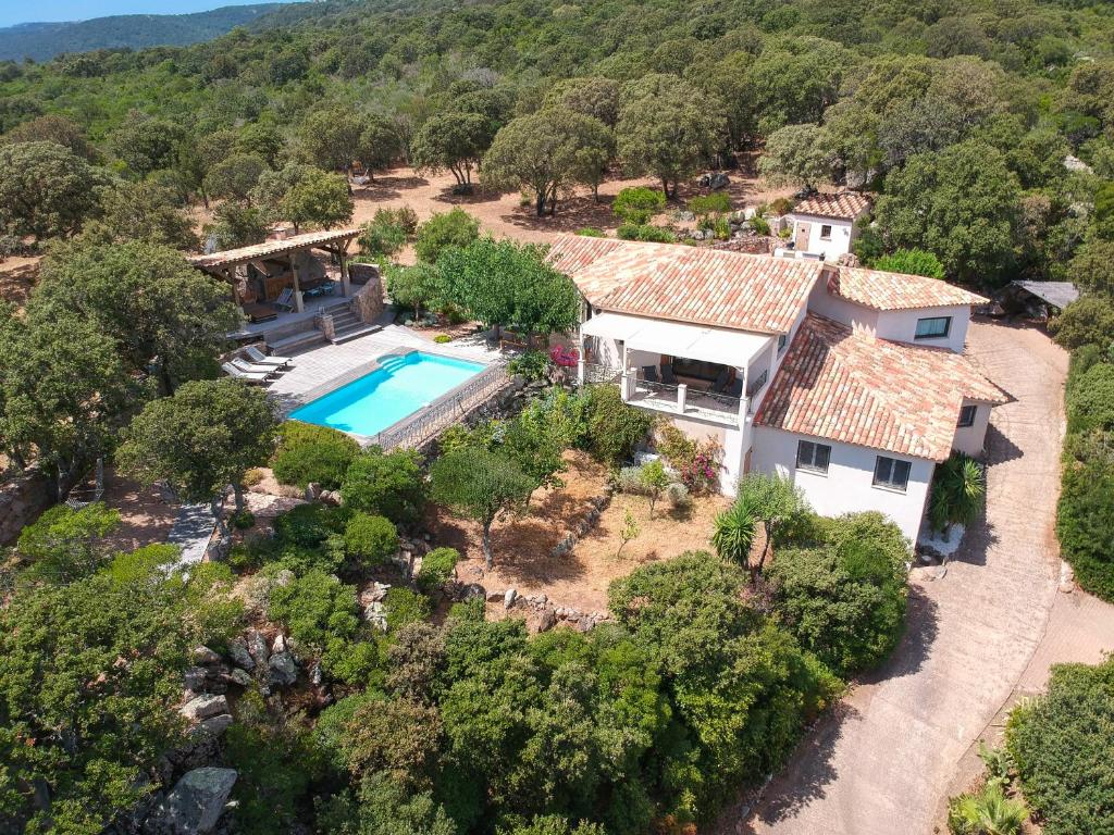 an aerial view of a house with a swimming pool at Sublime vue sur mer et montagne in Porto-Vecchio