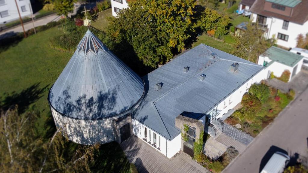 eine Luftansicht eines Hauses mit blauem Dach in der Unterkunft dreamcation - Ehemalige KIRCHE mit Haus bis 25 Personen, 3D-Tour, Garten, Terrasse, BBQ in Kelheim