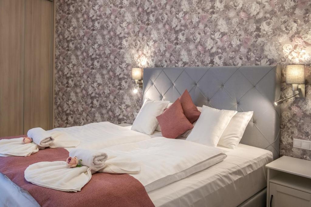 um quarto com uma cama com duas bonecas em Spa Residence Carbona Apartment 105 em Hévíz