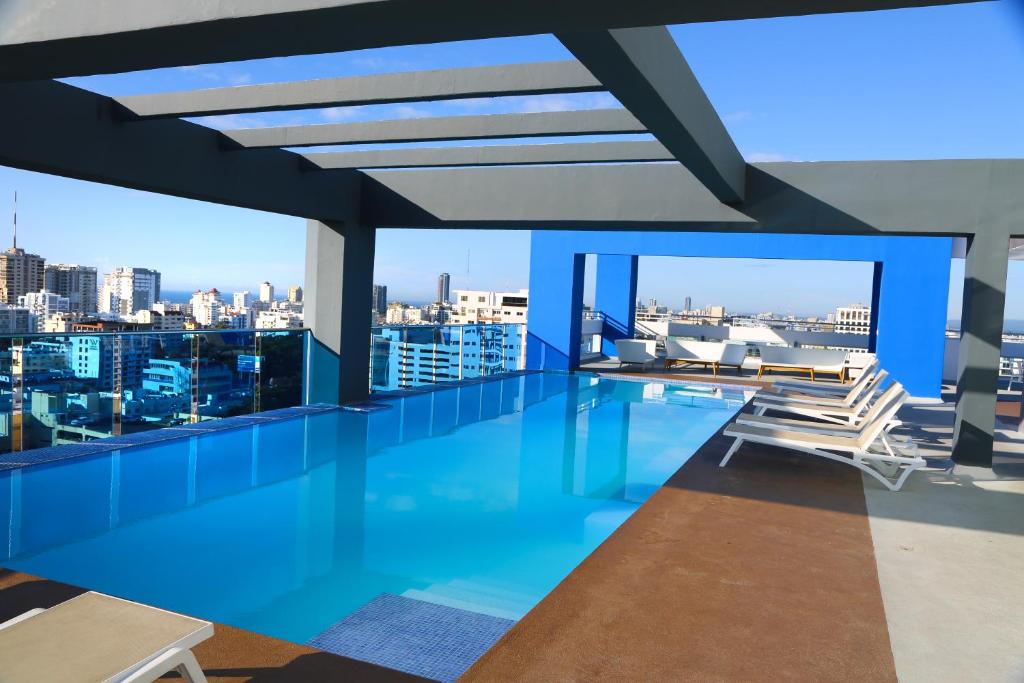 una piscina sul tetto di un edificio con vista di S1404 Vista espectacular Downtown Santo Domingo a Santo Domingo