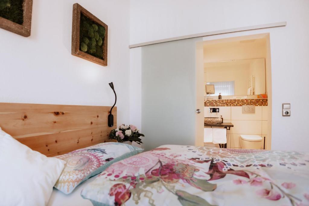 1 Schlafzimmer mit einem Bett und einem Bad in der Unterkunft Hotel Arabella in Bad Nauheim