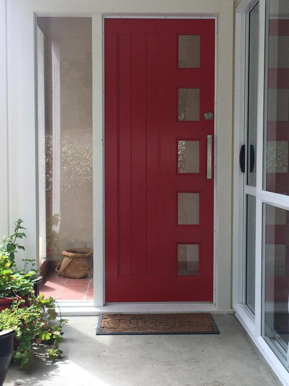 uma porta vermelha numa casa em The Terrace em Whanganui