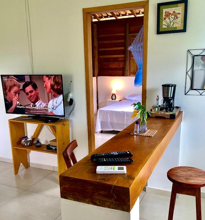 TV a/nebo společenská místnost v ubytování Chalezinho Super Equipado! 50m da água - Mar Doce!