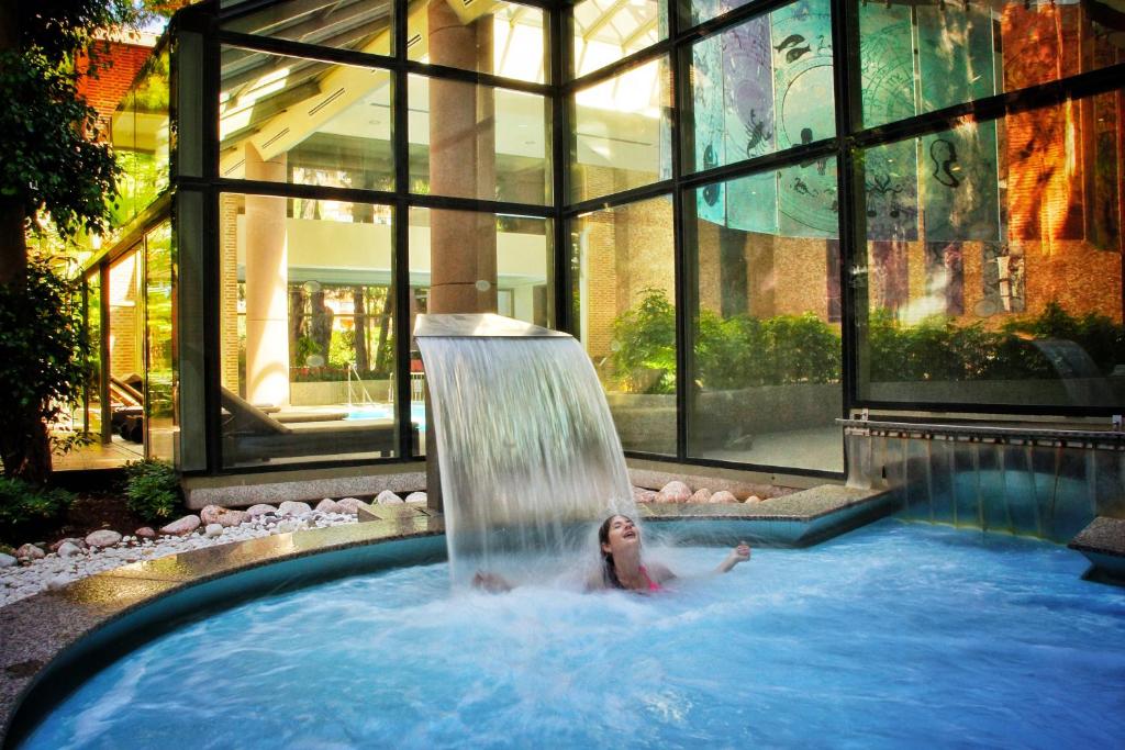 Bazén v ubytování Gloria Verde Resort nebo v jeho okolí