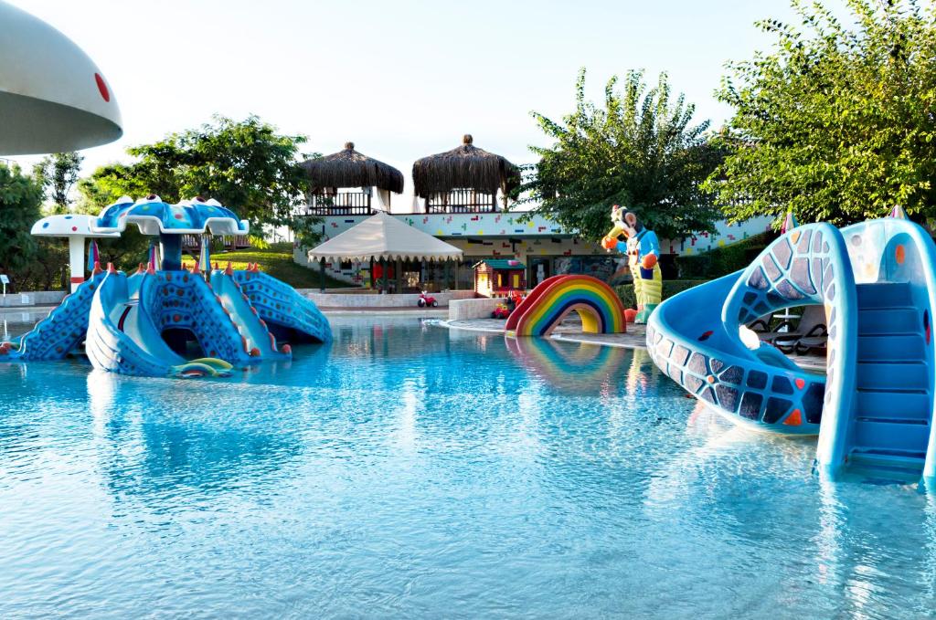 Bazén v ubytování Gloria Verde Resort nebo v jeho okolí
