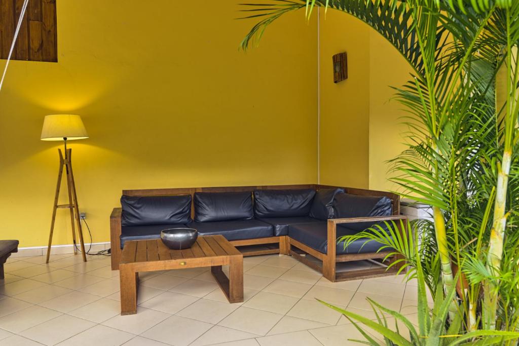 Posezení v ubytování Suite duplex avec piscine- jardin privée - 3 chambres - BED AND COFFEE FAMILY