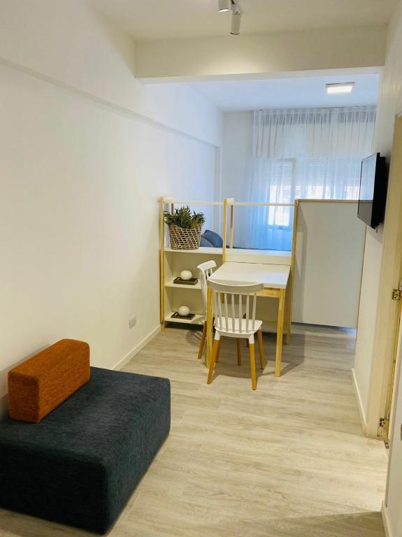 a living room with a table and a dining room at Monoambiente en el centro de Carlos Paz in Villa Carlos Paz
