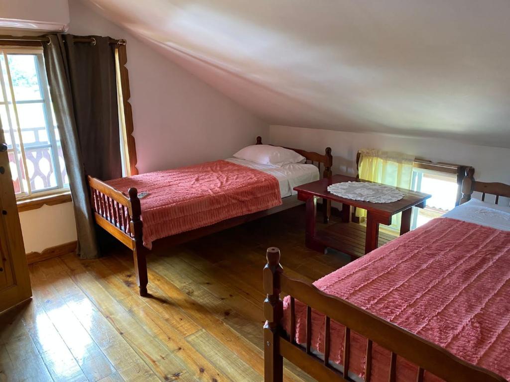 a bedroom with two beds and a table in it at Hotel Caribbean View in Bastimentos