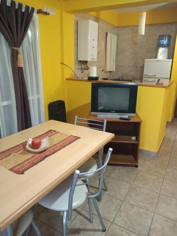 a dining room with a table and a tv at Departamento Monoambiente FRANLUC in Colón