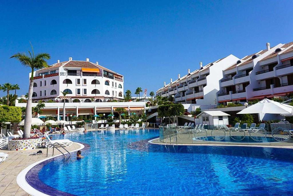 una gran piscina frente a un hotel en Rentaliday Palmera Canaria, en Playa de las Américas