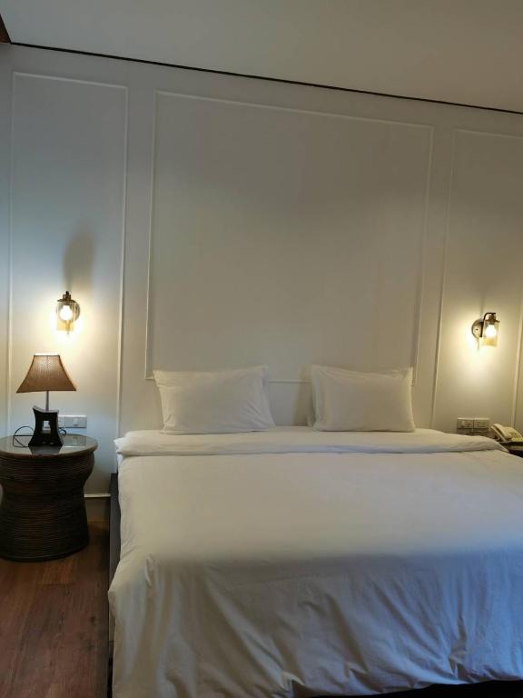 Postel nebo postele na pokoji v ubytování BaanBusarin Hotel