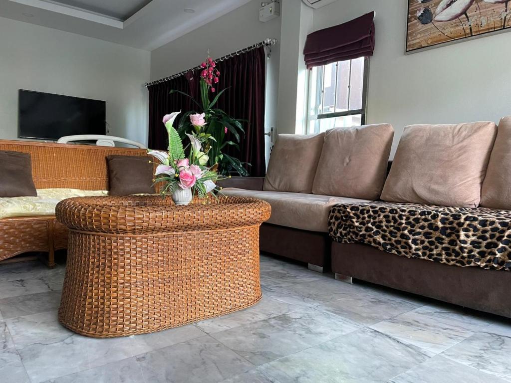 TV a/nebo společenská místnost v ubytování Kasemsuk Guesthouse SHA Extra plus