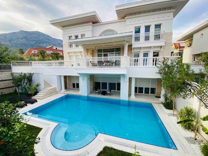Bazén v ubytování Villa Beren , 300 mt denize , ultra lux triplex villa nebo v jeho okolí