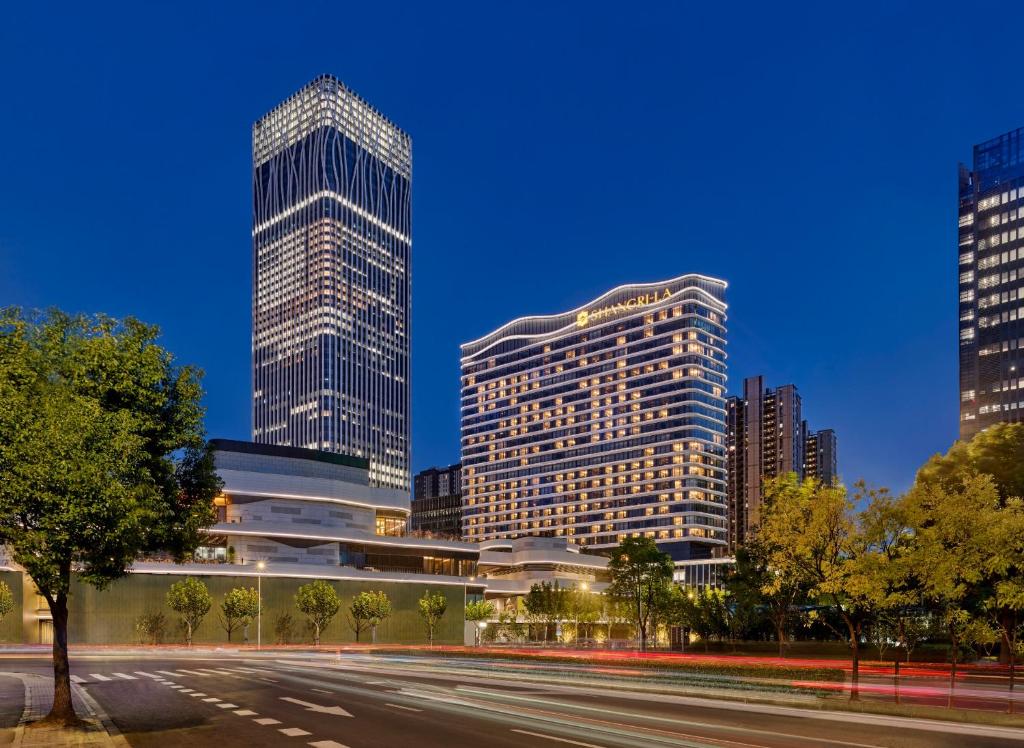 um horizonte da cidade com edifícios altos e uma rua em Shangri-La Qiantan, Shanghai em Xangai