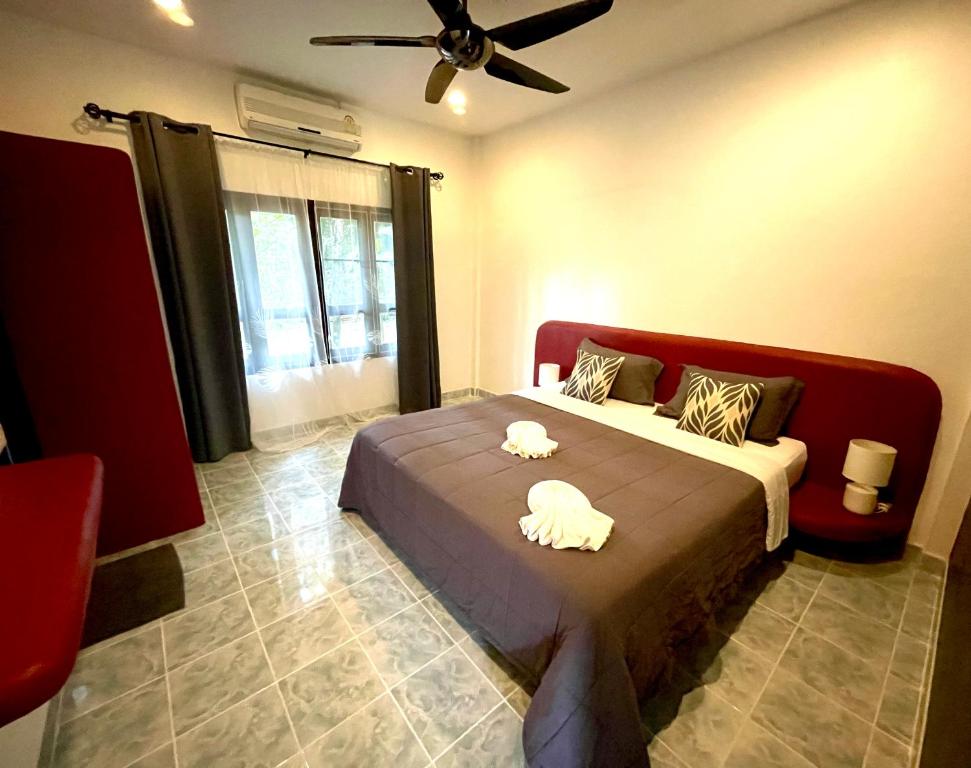 Postel nebo postele na pokoji v ubytování Marilyn’s Resort Koh Samui