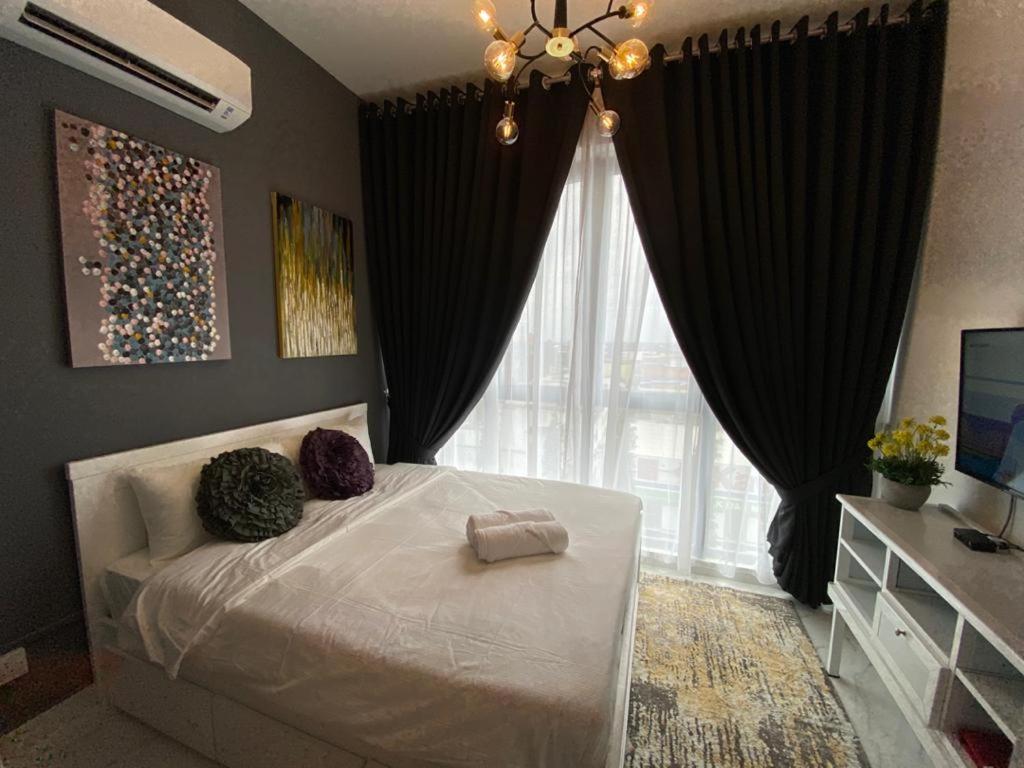1 dormitorio con cama y ventana grande en Triple D @ Troika Residence, en Kota Bharu