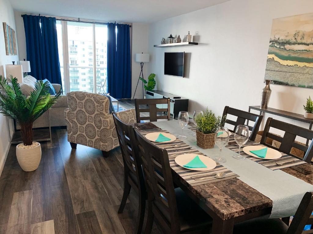 comedor y sala de estar con mesa y sillas en Beach Apartment at Condo-hotel en Miami Beach