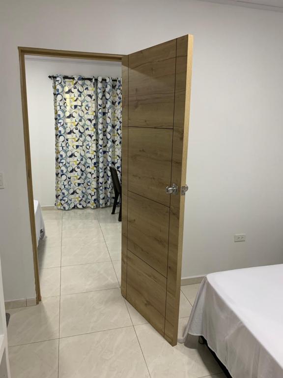 Una puerta de madera en una habitación con 1 dormitorio en San Andres Living House, en San Andrés
