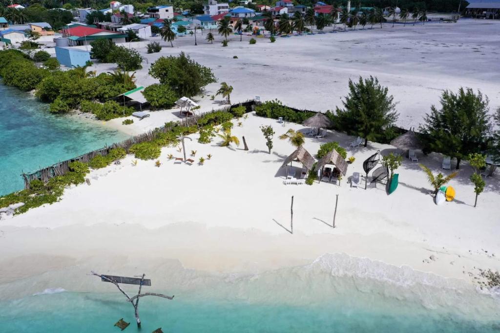 een luchtzicht op het strand van een resort bij Ocean Waves Inn in Gaafaru
