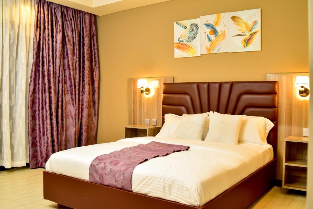 ein Schlafzimmer mit einem großen Bett in einem Zimmer in der Unterkunft El Sueno Homestay in Naivasha