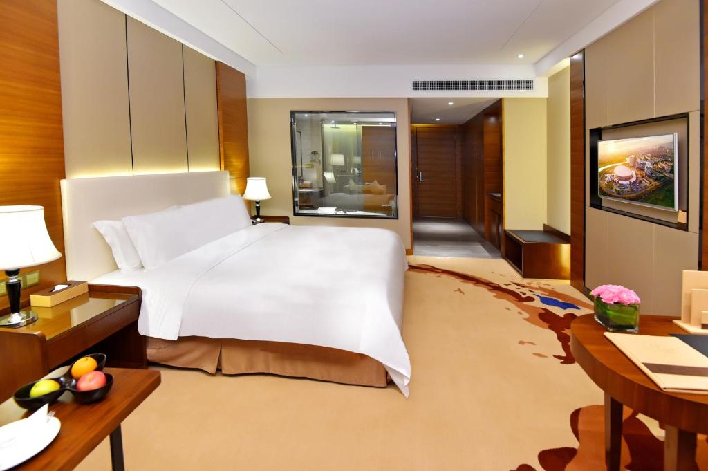 Postel nebo postele na pokoji v ubytování Grand Skylight International Hotel Huizhou