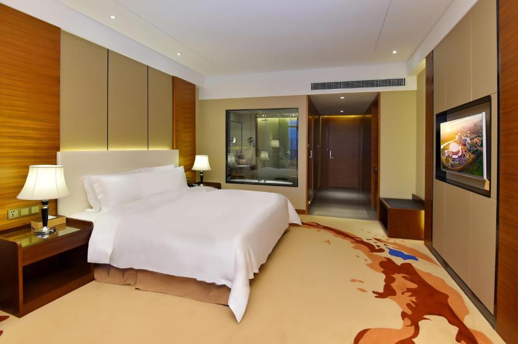 Postel nebo postele na pokoji v ubytování Grand Skylight International Hotel Huizhou