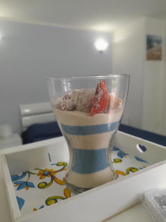 um vaso cheio com uma sobremesa numa caixa em DEPANDANCE SUL MARE em Sperlonga