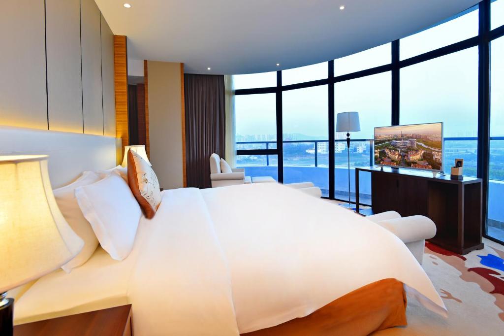 Postel nebo postele na pokoji v ubytování Grand Skylight International Hotel Huizhou
