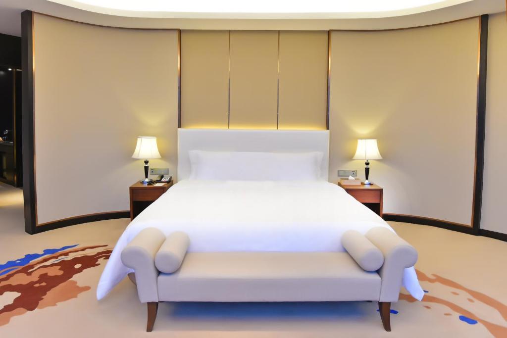 Postel nebo postele na pokoji v ubytování Grand Skylight International Hotel Huizhou