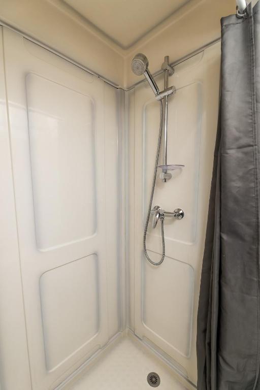 a shower in a bathroom with a door at Au nid douillet - Dormir Comme A La Maison in Châteaubriant