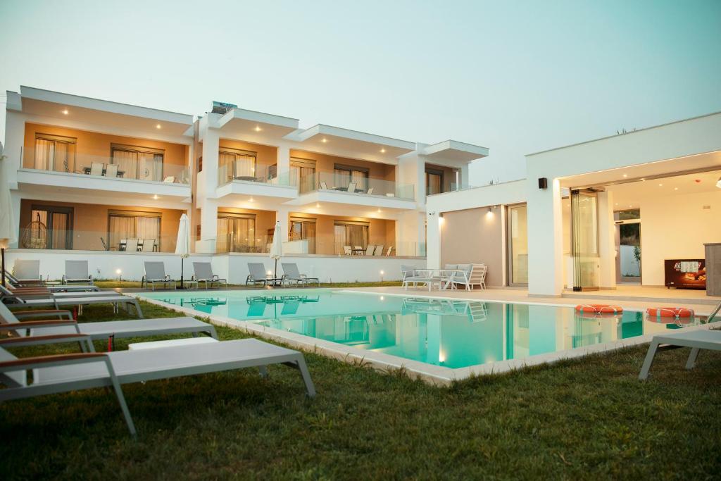 une grande maison avec une piscine dans la cour dans l'établissement Le Grand Rêve, à Gerakini