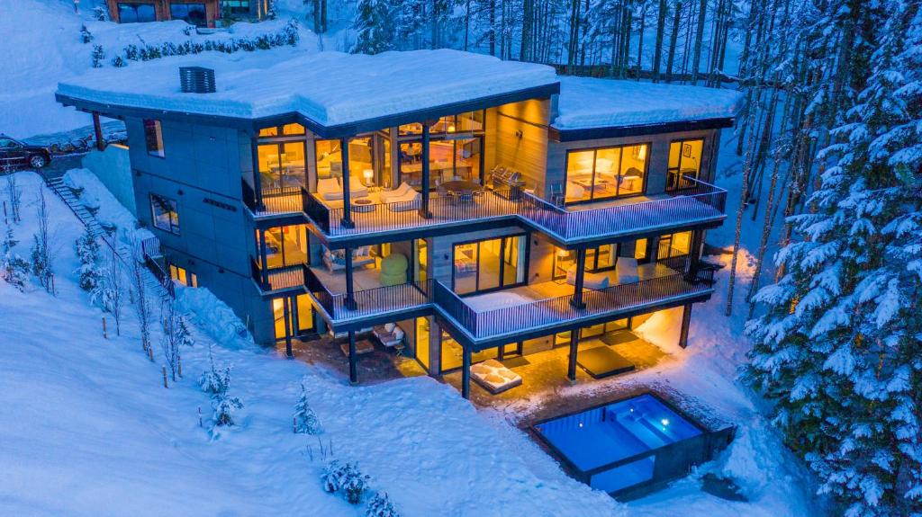 Luxury SKI IN SKI OUT Home Whistler - Pool, Hot tub, Gym, Kadenwood Private Gondola