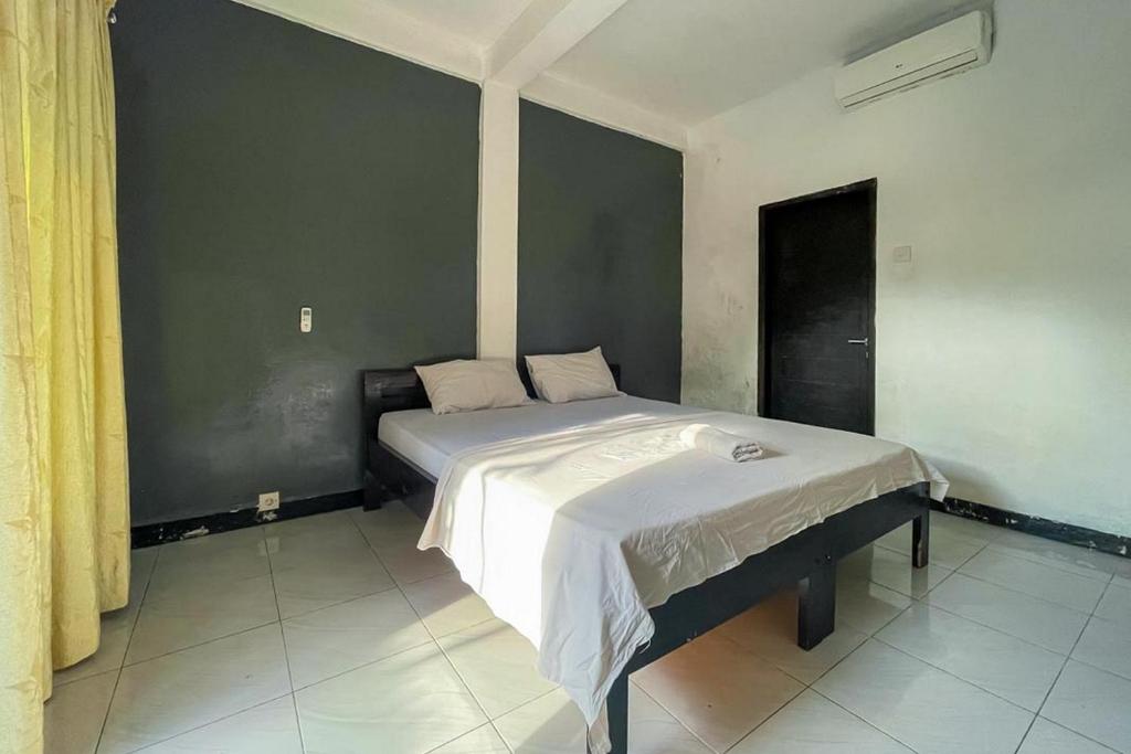 a bedroom with a large bed in a room at 711 Gili Trawangan in Gili Meno