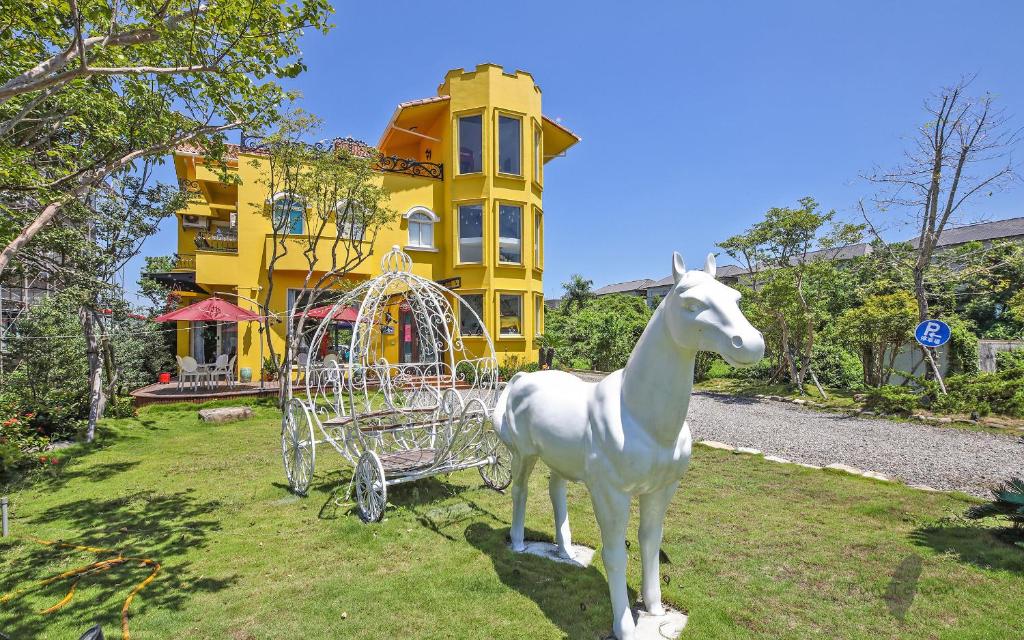 羅東鎮的住宿－宜蘭香狄亞民宿，操场前的白马雕像