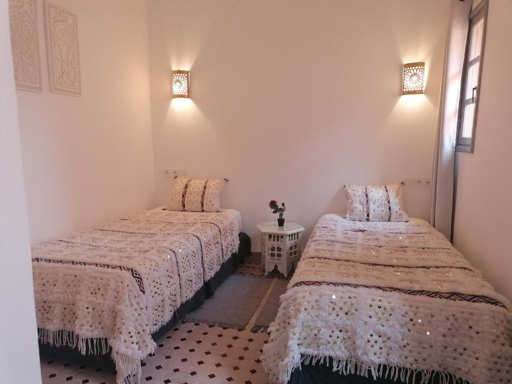 Postel nebo postele na pokoji v ubytování Riad El Arco ROOFTOP POOL & Spa