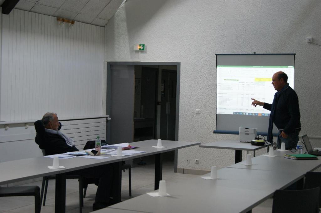 a man giving a presentation in front of a screen at Le Piroulet in Vassieux-en-Vercors