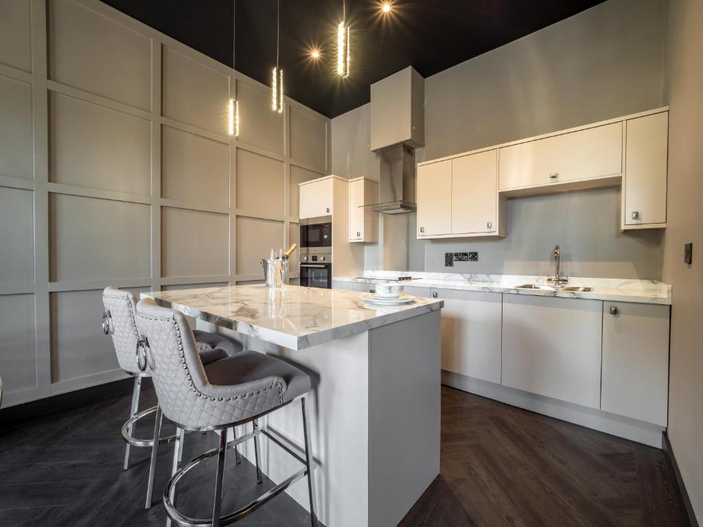 Kuchyň nebo kuchyňský kout v ubytování Bowers Mill Aparthotel