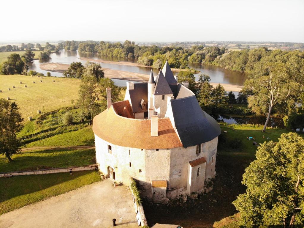 uma vista aérea de um castelo com um rio em Un château en Bourgogne em Saincaize-Meauce