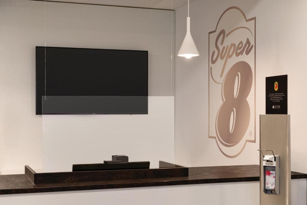 TV a/nebo společenská místnost v ubytování Super 8 by Wyndham Augsburg