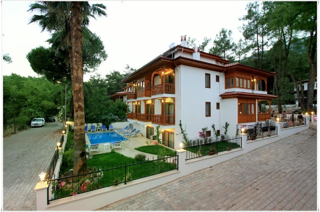 een villa met een zwembad en een huis bij Ayka Hotel in Akyaka