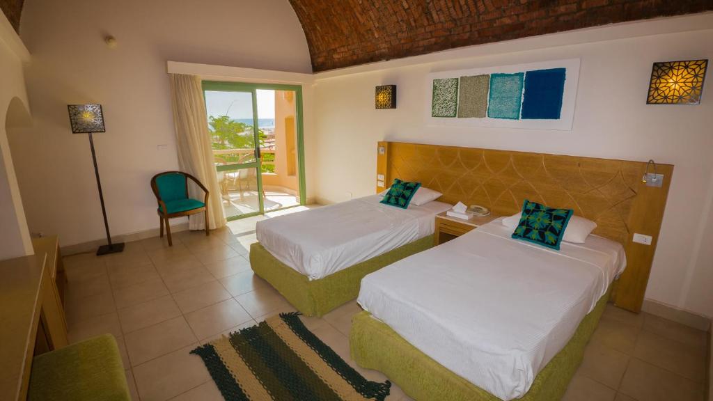 Кровать или кровати в номере Shams Alam Beach Resort
