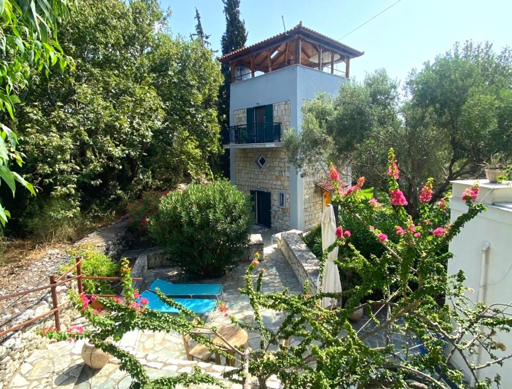 a villa with a swimming pool and a house at Steinturm mit Dach-Terrasse zwischen Fluß, Meer und Gebirge- Spiti Pirgos in Paralía Sergoúlas