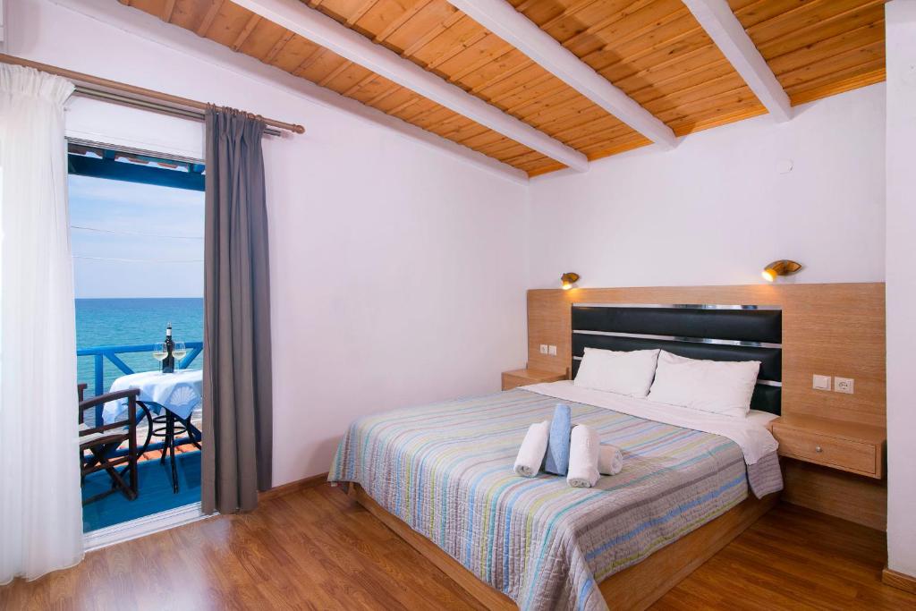 Posteľ alebo postele v izbe v ubytovaní Stelakis Beach