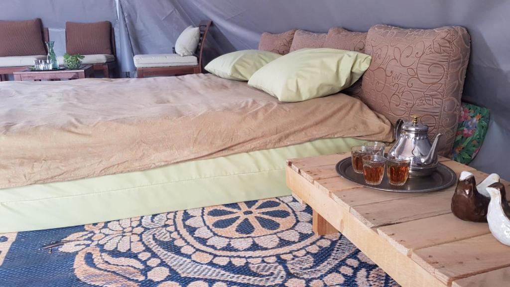 Säng eller sängar i ett rum på חאן בכפר במשק בלה מאיה - האוהל