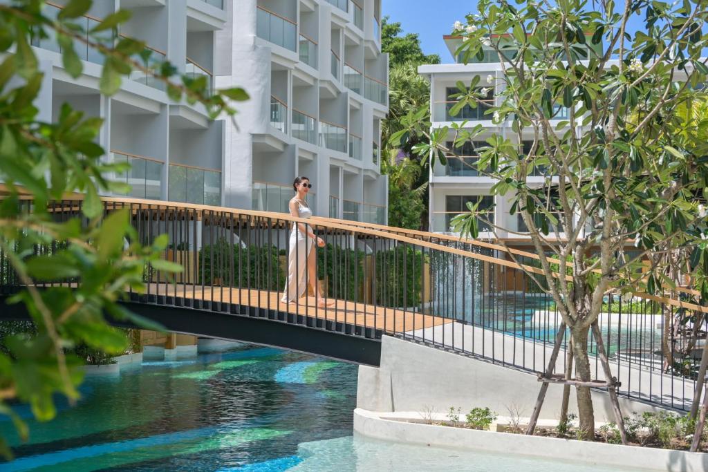 Bazén v ubytování Andaman Embrace Patong, Phuket nebo v jeho okolí