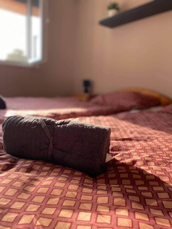 A bed or beds in a room at Idevár-Lak Apartman